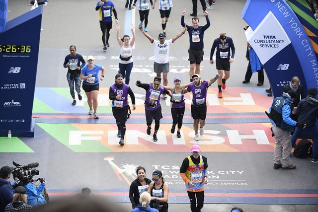 CAPITULO-12-Maria-and-her-boys-crossing-the-finish-line-at-NYC-marathon